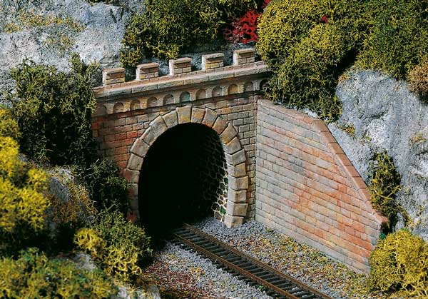 Single track tunnel portal<br /><a href='images/pictures/Auhagen/13276.jpg' target='_blank'>Full size image</a>